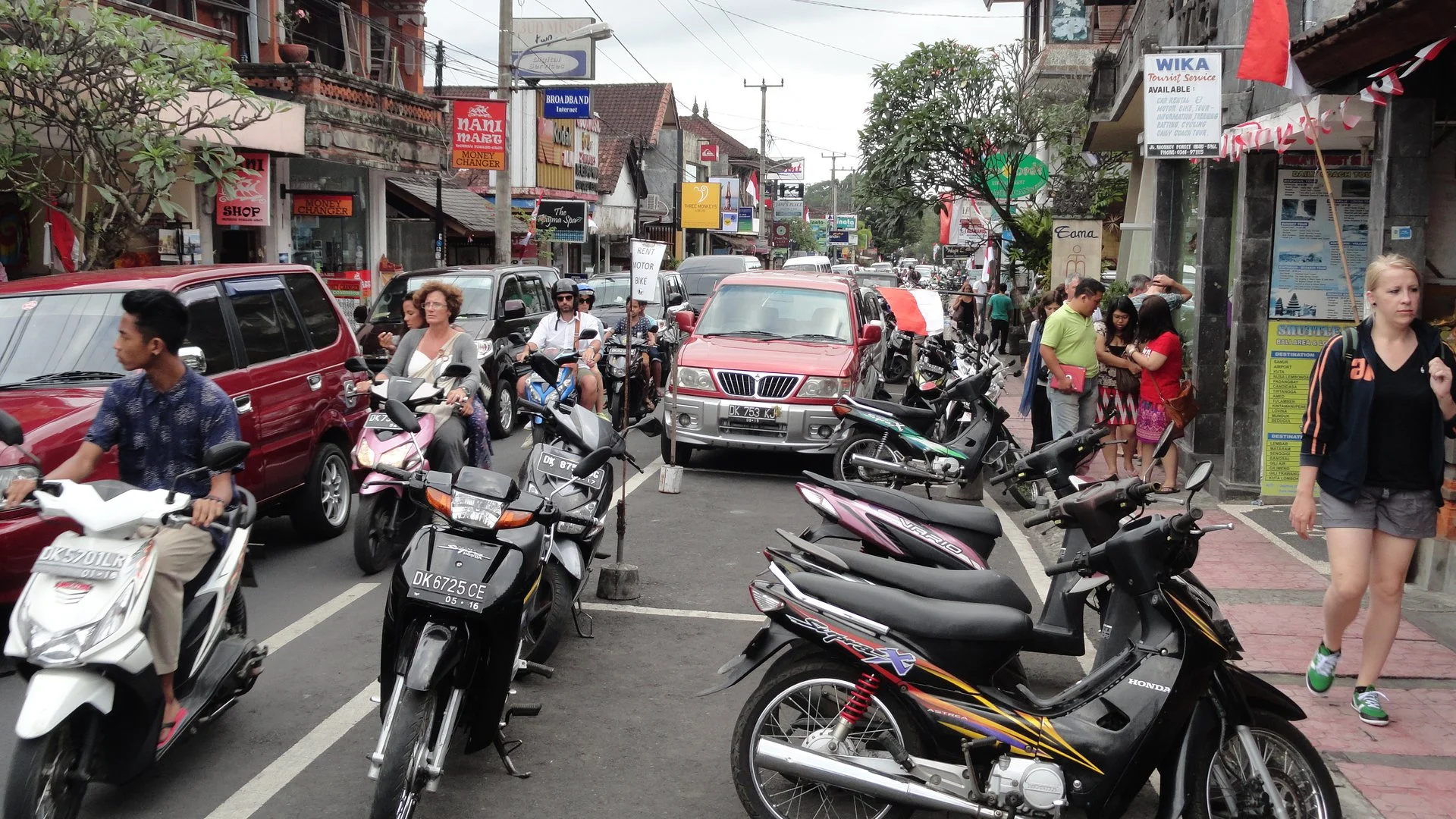 Lalu lintas sepeda motor dan mobil di jalan Monkey Forest, Ubud, Bali