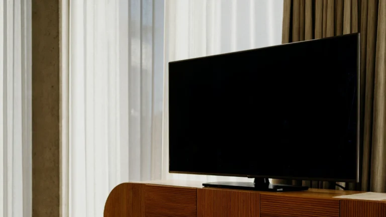 TV di kamar hotel yang siap menampilkan saluran IPTV, antena TV, dan video dalam satu menu